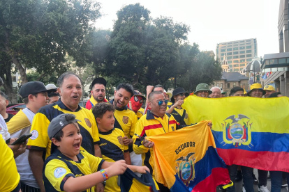 Hinchas ecuatorianos realizando el banderazo.