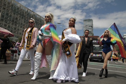 Los trajes y los colores se hicieron presentes en las calles de Quito