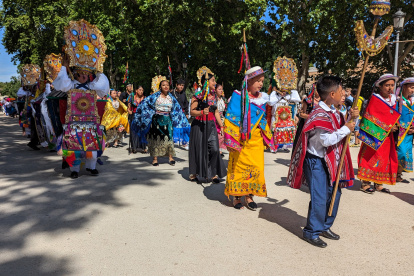 El evento, que fue un verdadero festín cultural, contó con la destacada participación de 30 de grupos bail