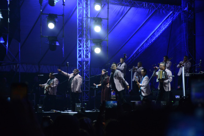 El ‘Verano de las Artes’ inició el viernes con intervenciones en las plazas de la ciudad y un megaconcierto en el que participaron bandas locales y la mexicana Los Ángeles Azules.