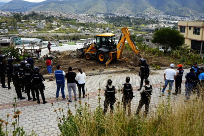 Con maquinaria y presencia policial derrocaron el cerramiento ilegal en el sector.