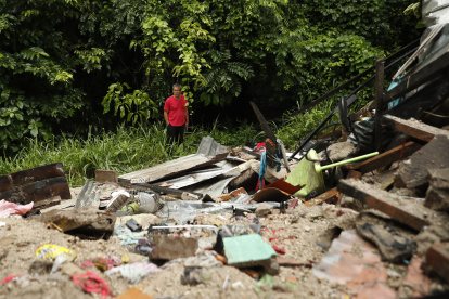 ES6001.SOYAPANGO (EL SALVADOR) 22/06/2024- Un hombre observa escombros de una casa derrumbada a causa de las lluvias, el 21 de junio del 2024, en Soyapango (El Salvador). Una familia salvadoreña pasó la noche en una barca después de que el colapso de un dique de tierra destruyera su casa y las fuertes lluvias amenazaran con más derrumbes, sumándose a las más de 3.800 personas que han tenido que ser evacuadas por las precipitaciones que azotan El Salvador desde la semana pasada y que han dejado al menos 19 fallecidos y dos desaparecidos. EFE/ Rodrigo Sura