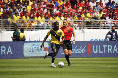 Moisés Caicedo armando una jugada para Ecuador.