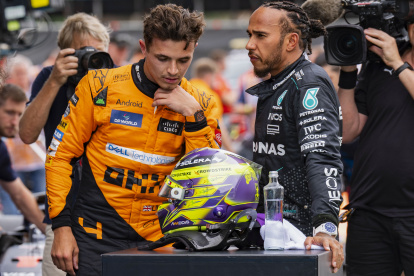 Lando Norris junto a Lewis Hamilton tras la prueba de clasificación. Ambos irán con el afán de tumbar a Red Bull.
