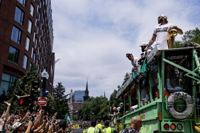 El equipo se paseó con la copa por toda la ciudad sobre un autobús.