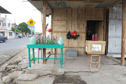 Frontera con Perú. La venta ilegal de combustible ecuatoriano en las carreteras de Tumbes.