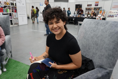 La quiteña Abril Altamirano publica su primer libro.