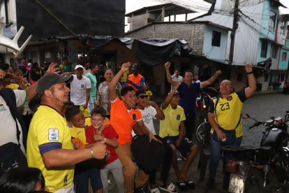 Familiares y vecinos de Moisés Caicedo brindaron su apoyo a La Tri.