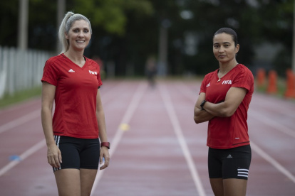 Neuza Back, de 39 años (i) y Edina Alves, de 44 años, son las referencias del arbitraje femenino brasileño.