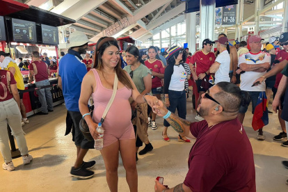 La pareja se comprometió durante el partido entre Ecuador y Venezuela.