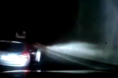 En el video se observa como un auto intercepta a otro vehículo para asaltarle