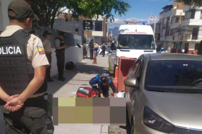 Paramédicos fueron al lugar para dar asistencia a los servidores policiales.