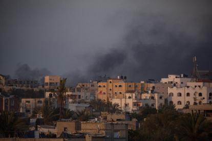 Gaza Strip (-), 23/06/2024.- Smoke rises after an Israeli air strike on Rafah, southern Gaza Strip, 23 June 2024. More than 37,000 Palestinians and over 1,400 Israelis have been killed, according to the Palestinian Health Ministry and the Israel Defense Forces (IDF), since Hamas militants launched an attack against Israel from the Gaza Strip on 07 October 2023, and the Israeli operations in Gaza and the West Bank which followed it. EFE/EPA/HAITHAM IMAD