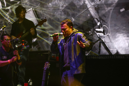 El público se emocionó y vivió a plenitud la celebración de 25 años en la escena musical.