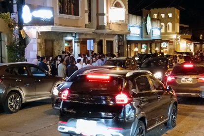 Ambiente. Bares y restaurantes del Parque Central de Cumbayá se prenden pasada las 20:00.