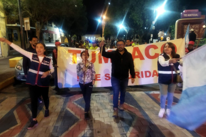 La marcha estuvo acompañada de autoridades locales y recorrió la calle Juan Montalvo de Tumbaco