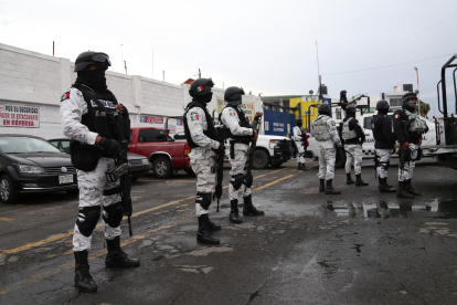 |
Control. Elementos de la Guardia Nacional resguardan las instalaciones de una gasera en Hidalgo (México).