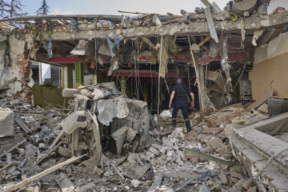 Kharkiv (Ukraine), 23/06/2024.- Ukrainian policemen work at the site of a glide bomb attack on a school in Kharkiv, northeastern Ukraine, 23 June 2024, amid the Russian invasion. At least one man died and 11 people were injured as a result of four Russian glide bombs attack on Kharkiv, according to a National Police report. Russian troops entered Ukrainian territory on 24 February 2022, starting a conflict that has provoked destruction and a humanitarian crisis. (Rusia, Ucrania) EFE/EPA/SERGEY KOZLOV