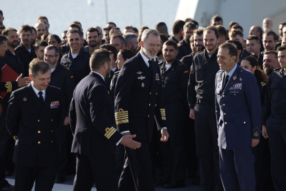 El rey Felipe VI (d) visita el portaaeronaves Juan Carlos I, este domingo durante su visita a Tallin (Estonia) dentro de su gira por los tres países bálticos. EFE/ Mariscal