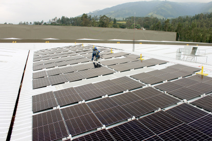 Trabajo. Una persona instala panales solares en la empresa Productos OLÉ.