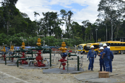 PETROECUADOR REALIZO UN RECORRIDO POR LA INSTALACIONES PETROLERAS EN EL YASUNI PARA OSERVAR EL MANEJO DE LA EXTRACION DEL PETROLEO. ADEMAS LAS COMUNIDADES ESTAS DE ACUERDO EN LA EXTRAER EL PETROLO,Y NO CON LA CONSULTA POPULAR QUE SE LLEVARA ACABO EN AGOSTO Indígenas de la comunidad de Kawimeno, perteneciente al pueblo waorani se manifiestan frente a una torre de perforación del campo Ishpingo A, en respaldo a la petrolera estatal Petroecuador 29 de ABRIL de 2023 ANGELO CHAMBA Agencia (ag-expreso ag-extra ag-quito)