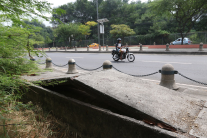 16-06-2024-En la Av. Barcelona frente a los condominios Base San edurdo se observa levantamientos de muros en la calzada