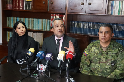 Riofrío estuvo acompañado por varios militares en servicio pasivo, como el Mayor Fausto Erazo, quien señaló que el Coronel no tiene relación con el caso Purga.