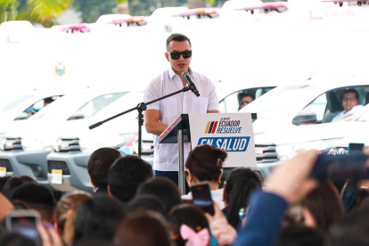 El presidente Daniel Noboa durante la entrega de ambulancias este lunes 24 de junio de 2024 en el Hospital Universitario, de Guayaquil.