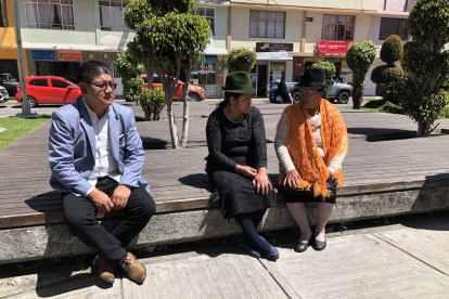 Inés Toaquiza junto a sus familiares en la espera de los trámites para repatriar el cuerpo de su hija.