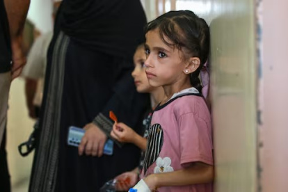 Niños palestinos que sufren desnutrición o enfermedades crónicas como el cáncer esperan con sus familiares en el hospital Nasser en Khan Yunis,