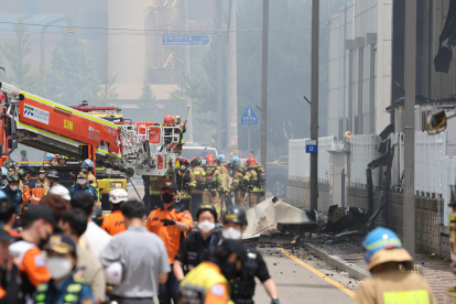Los bomberos intentan apagar un incendio en una fábrica de baterías en Hwaseong, Corea del Sur, el 24 de junio de 2024.