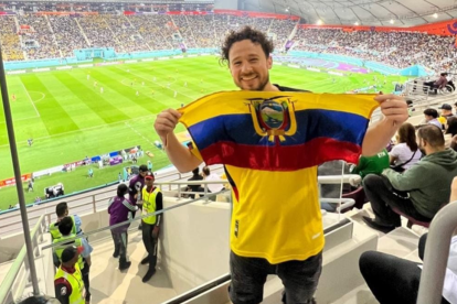 Luisito Comunica apoyando a la selección ecuatoriana en un partido del Mundial Qatar 2022.
