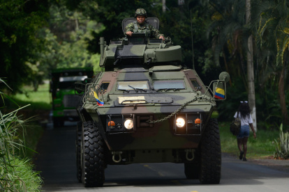 Fotografía de archivo en la que aparece un camión blindado del Ejército colombiano mientras patrulla por vías de acceso al municipio de Jamundí, Valle del Cauca (Colombia).