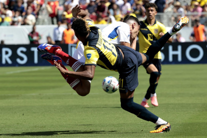 Nahuel Ferraresi (C) defensor de Venezuela y el ecuatoriano Kevin Rodríguez (i) durante el partido de Copa América 2024.