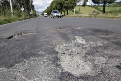 En la Simón Bolívar es común encontrar huecos y grietas.