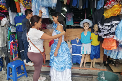 Clientes.- Maruixi Romero prueb un disfraz típico de guayaquileña a su hija Marlene.