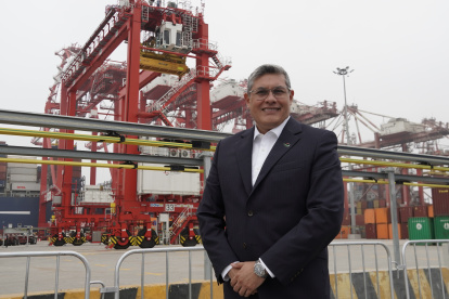 Es el CEO de DP World para Ecuador y Perú. Tiene una maestrÍa en Administración de Empresas, por la Babson College de EE. UU.
