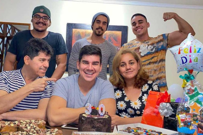 Isaac con su familia.