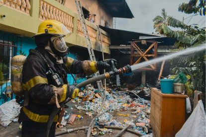 En la vivienda se halló material peligroso con el que se fabricaba pirotecnia.
