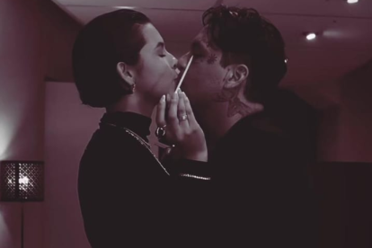 Christian Nodal publicó un video en sus historias de Instagram en donde besa a Ángela Aguilar.