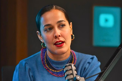 Alondra Santiago causó polémica por realizar una parodia del Himno Nacional.