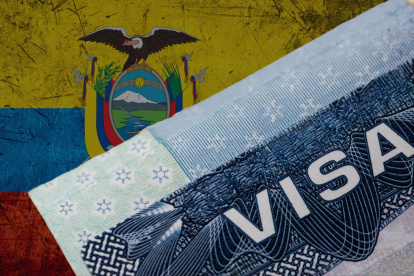 ¿Cuáles son las causas y situaciones específicas que pueden llevar a la terminación, cancelación o revocatoria de una visa en Ecuador?