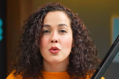 La periodista de origen cubano Alondra Santiago.