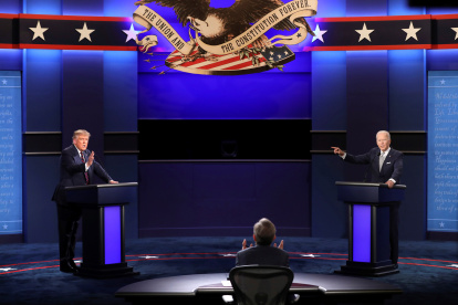 Fotografía de archivo del 30 de septiembre de 2020 de Donald J. Trump (i), y Joe Biden (d), durante un debate en el Samson Pavilion en Cleveland.