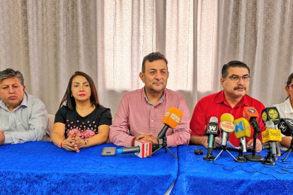 El director de Unidad Popular, Geovanni Atarihuana (i), y el precandidato, Jorge Escala (d), durante rueda de prensa.