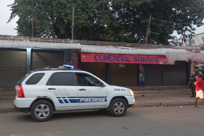Personal policial acudió al mercado tras el crimen.