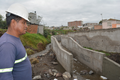 Marco Zurita, contratista de la obra de drenaje pluvial y sanitario, aseguró que el trabajo divide las aguas negras con las de la acequia y se evita la contaminación.