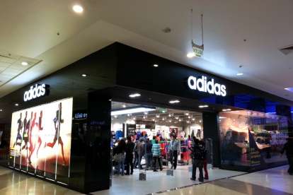 Almacén. Una de las tiendas de la empresa Adidas.