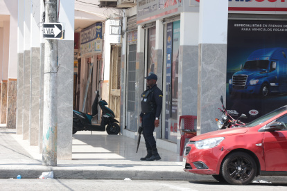 Resguardo. Con la presencia de guardias de seguridad, propietarios de negocios intentan repeler a los delincuentes que acechan a esta zona.