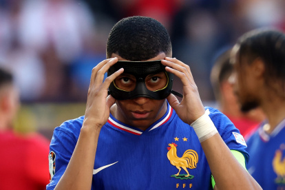 Dortmund (Germany), 25/06/2024.- Kylian Mbappe of France adjusts his mask during the UEFA EURO 2024 group D soccer match between France and Poland, in Dortmund, Germany, 25 June 2024. (Francia, Alemania, Polonia) EFE/EPA/FRIEDEMANN VOGEL